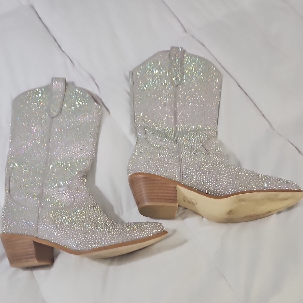 Size 8 Cowboy Boots. Rhinestone